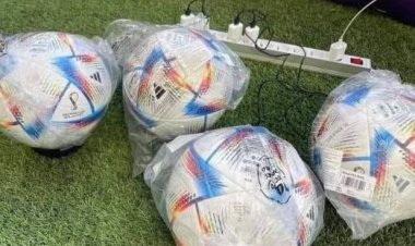 Bóng World Cup sạc điện trước trận đấu