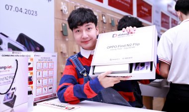 TikToker Đức Anh và nhiều khách hàng đến nhận OPPO Find N2 Flip tại Di Động Việt