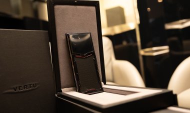 Nhiều người trẻ bỏ ra hàng trăm triệu đồng để mua Vertu