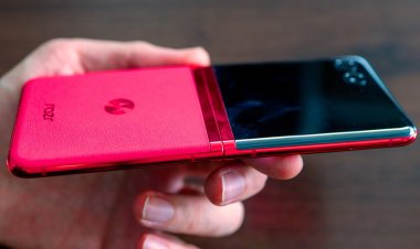 Ảnh chi tiết điện thoại gập Motorola Razr 40 Ultra