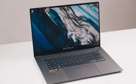 ASUS ra mắt laptop AI 16-inch mỏng nhẹ trang bị chip AMD